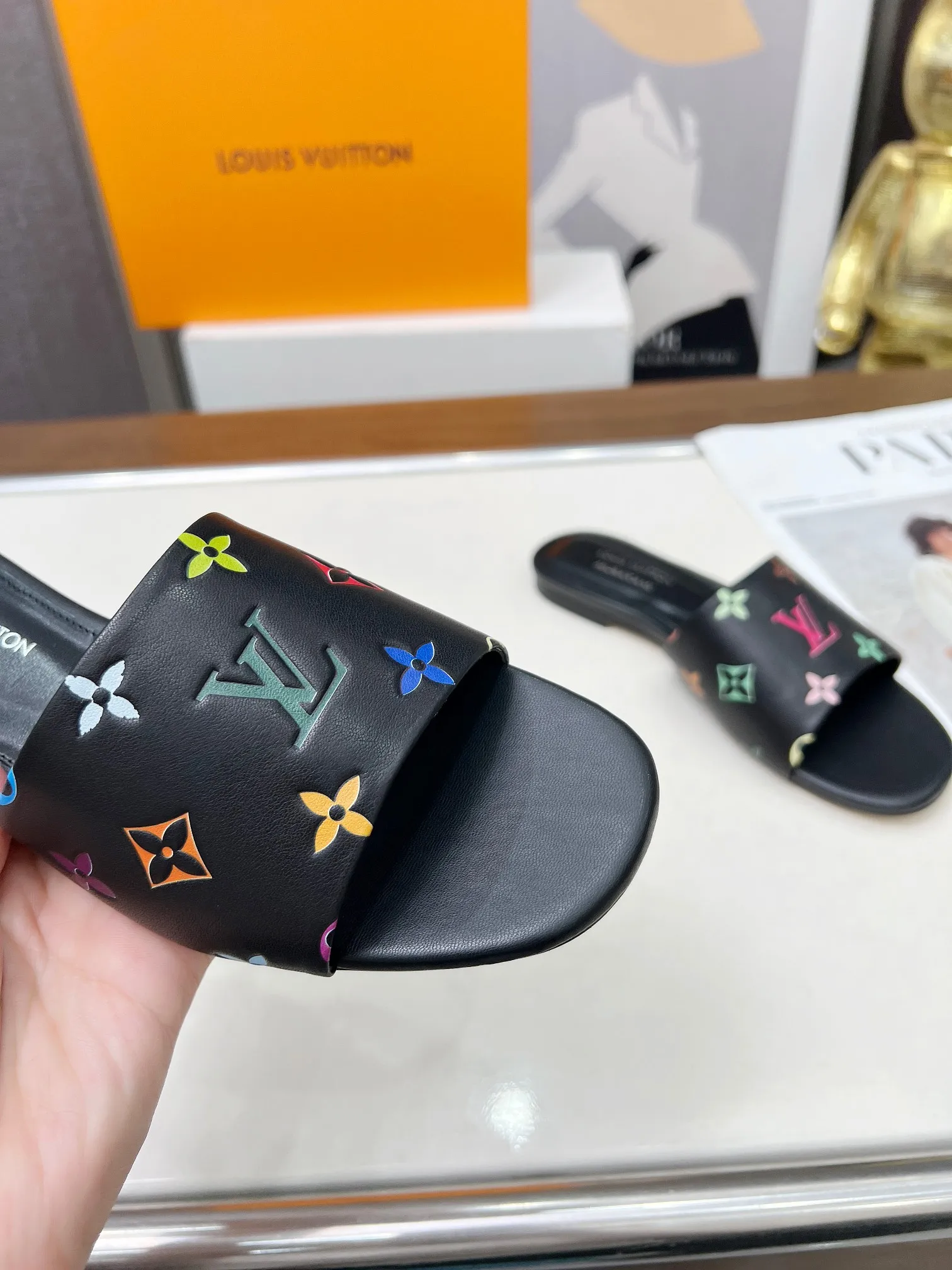 💕💕Factory direct selling price p380💕💕Vuiton’s latest 2025 spring and summer style. This sandal is from the Louis Vuitton The dotted LV logo on the upper brings a different visual feast to the hot summer. Color: coffee, white, black. Size: 35 to 40 (4142 can be customized, non-returnable and non-exchangeable) (leather sole can be customized +30 non-returnable and non-exchangeable)